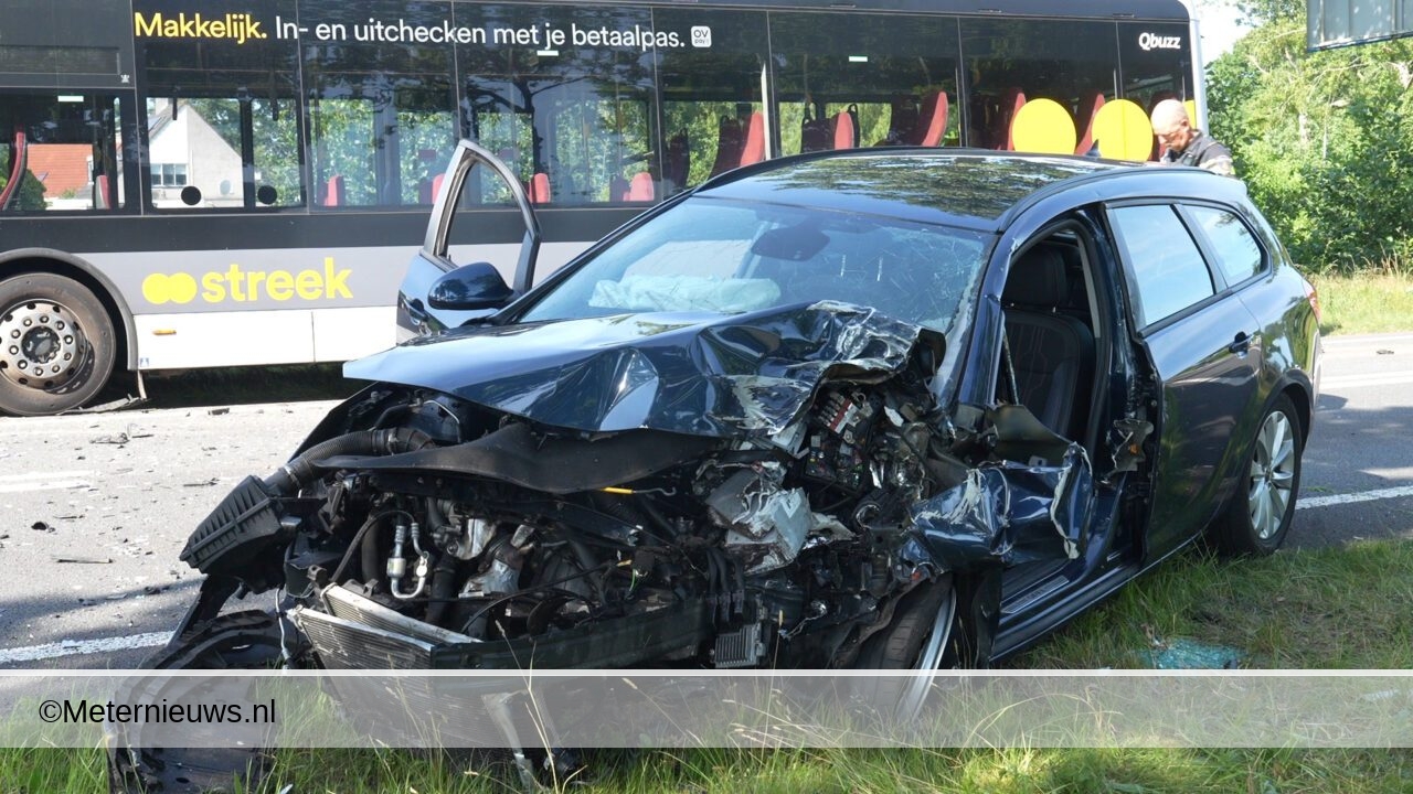 Streekbus en auto botsen in Meppel(Video) |