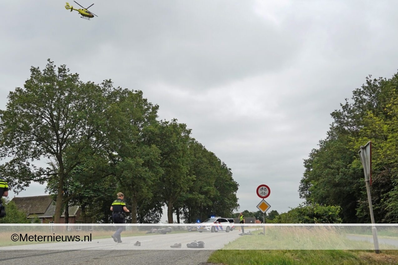 Fietser ernstig gewond na botsing tegen motor. Fietser ernstig gewond na botsing tegen motor.