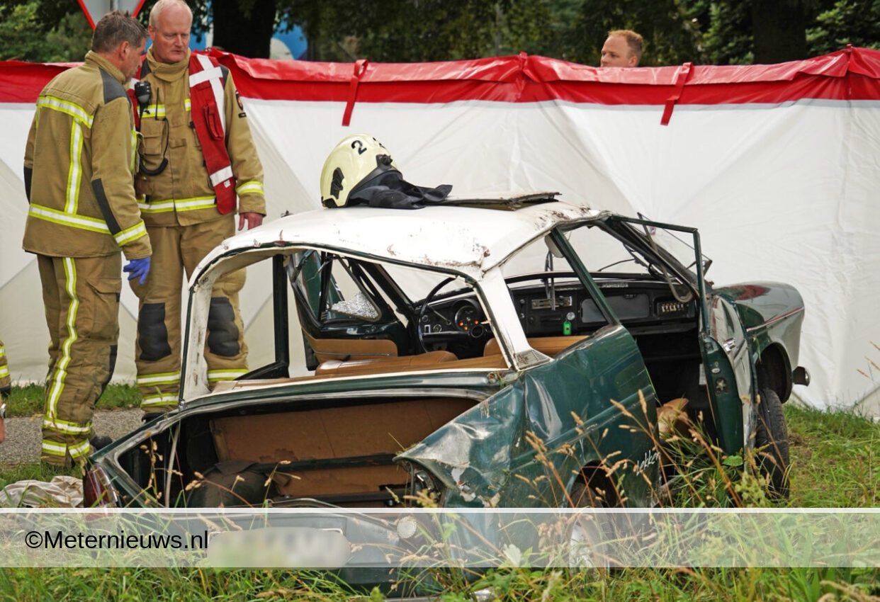 Oldtimer van de weg. Vier gewonden, in Drentse Smilde(Video)