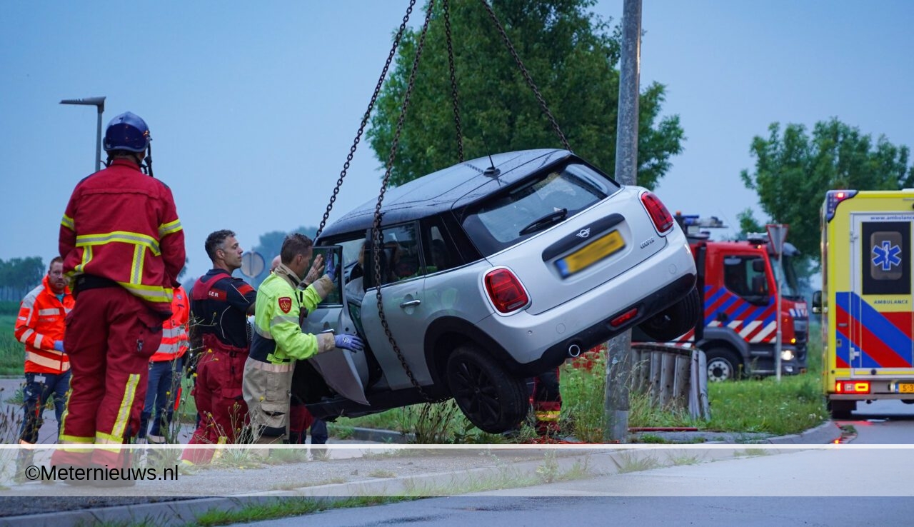 Auto met bestuurder na ongeval met kraan van weg getild. Auto met bestuurder na ongeval met kraan van weg getild.