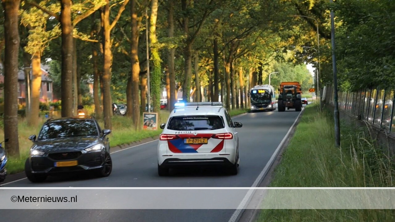 Automobilist vlucht twee keer na aanrijding in Leek. Automobilist vlucht twee keer na aanrijding in Leek.