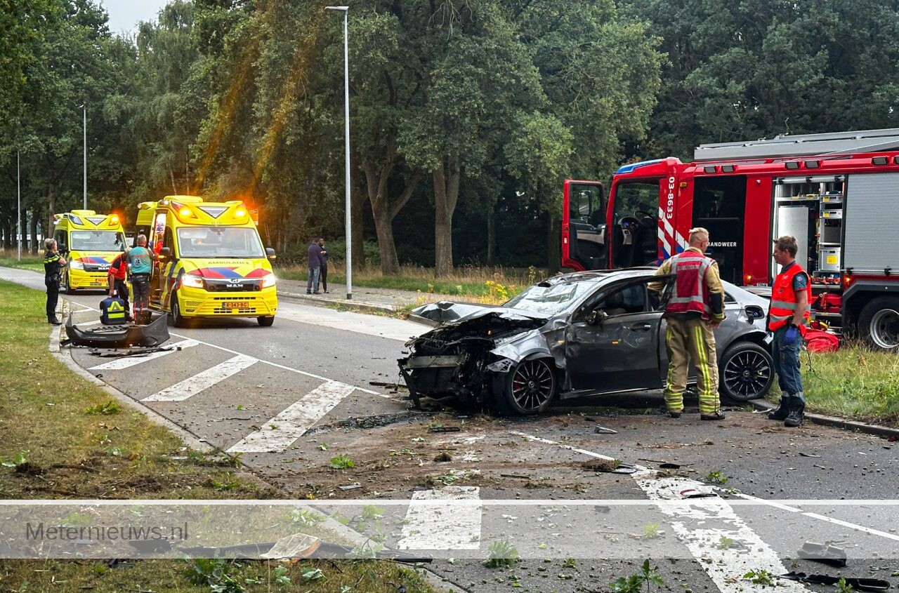 Ernstig ongeluk met mercedes in Emmen, traumahelikopter geland.