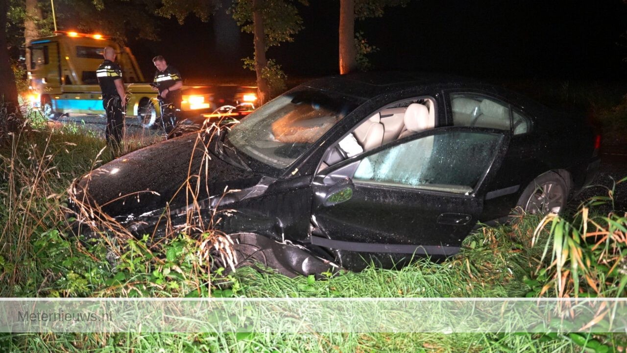 Auto botst tegen twee bomen bij Koekange(Video)
