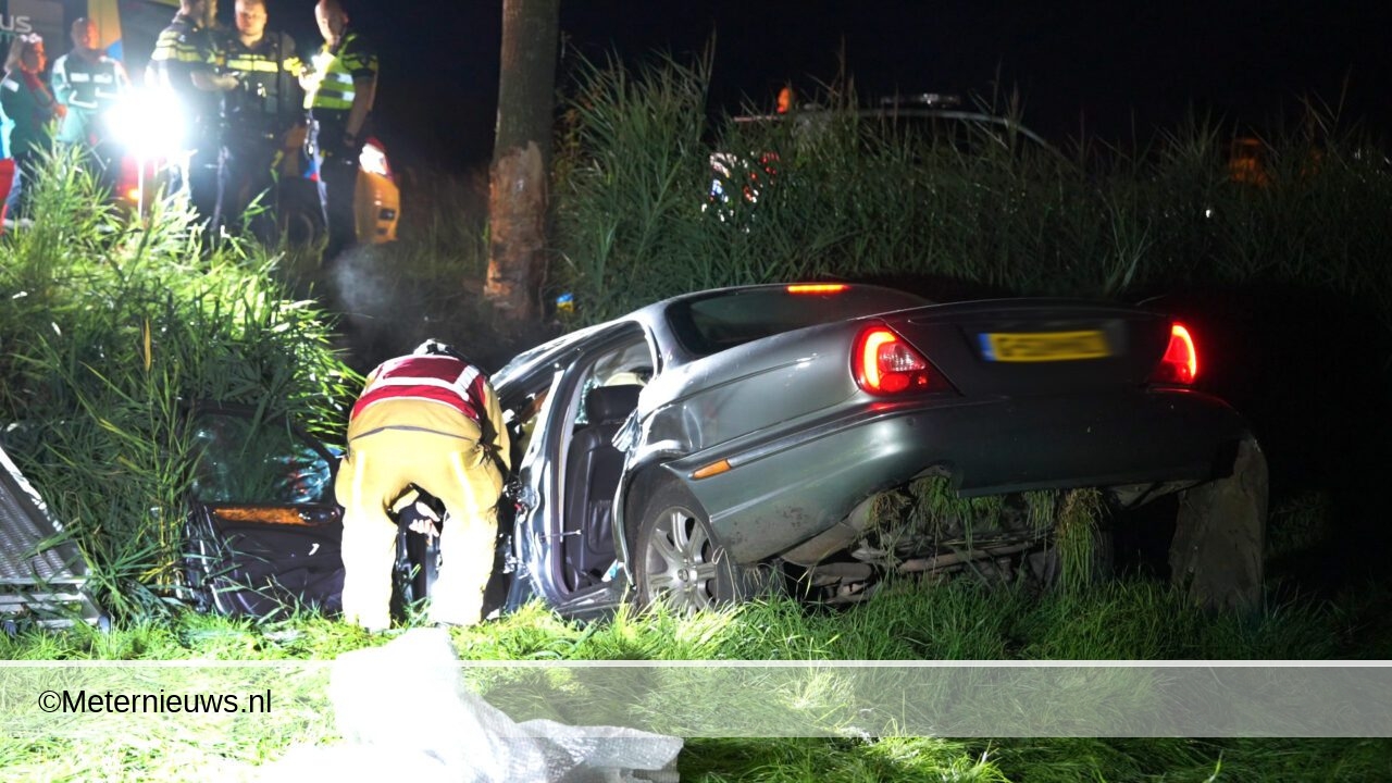 Politie achtervolging eindigd tegen boom en in sloot Nijeveen(Video)