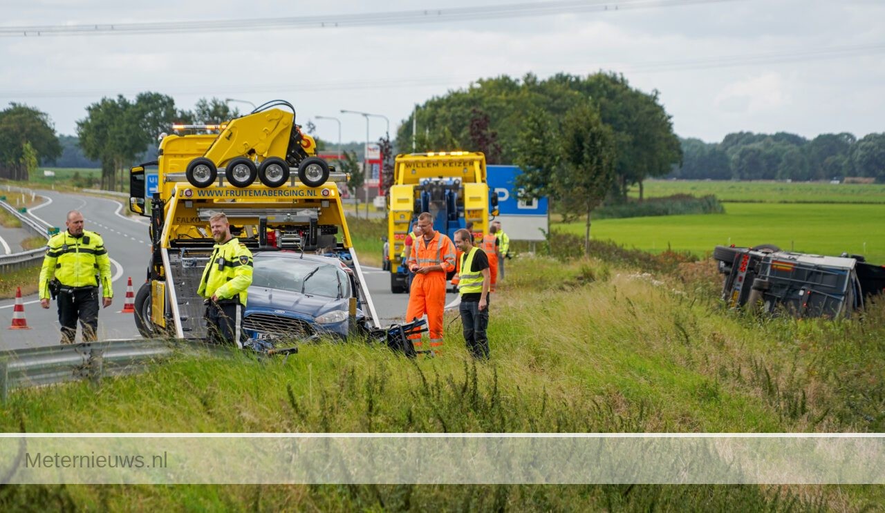 Drie gewonden bij zwaar ongeluk vrachtwagen/auto Nieuwe Pekela.