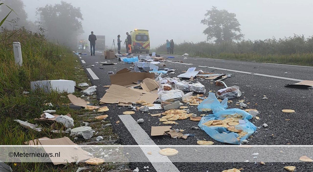 Voedsel over de straat na aanrijding vrachtwagens in Wanneperveen(Video) |