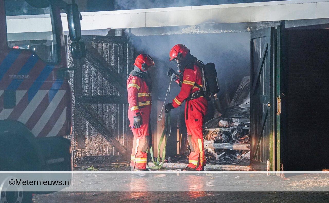 Woningen ontruimd gevaarlijke autobrand Hoogezand(Video)