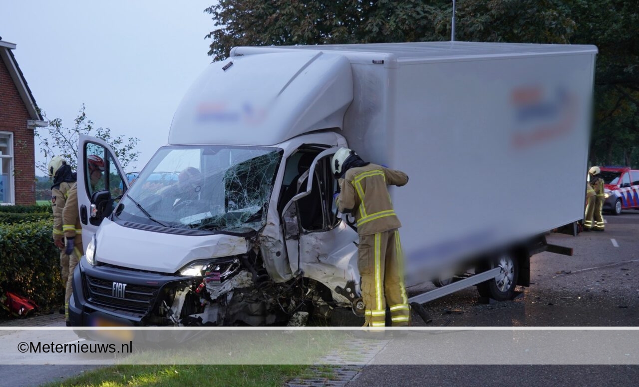 Bakwagen tegen boom in Hooghalen(Video) |