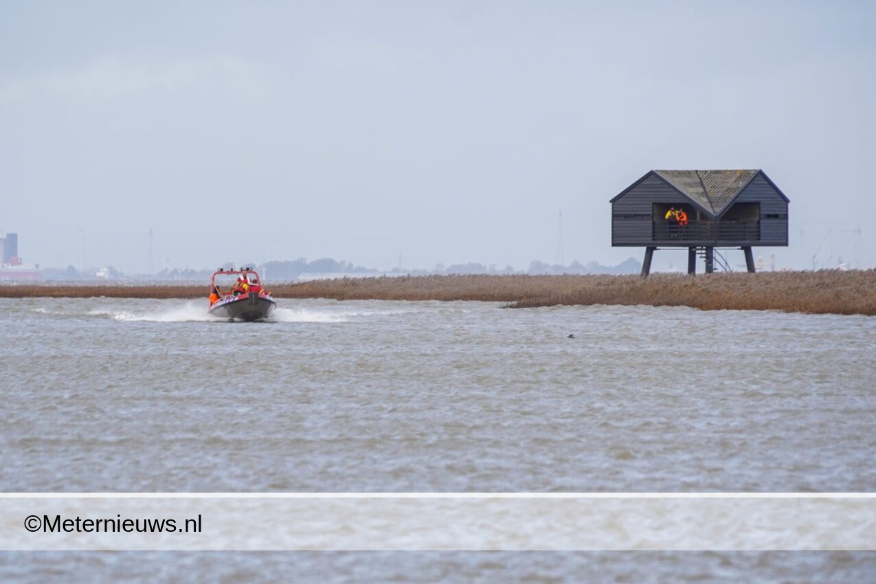 Vrouw en twee kinderen van eiland in Drieborg gehaald(Video)