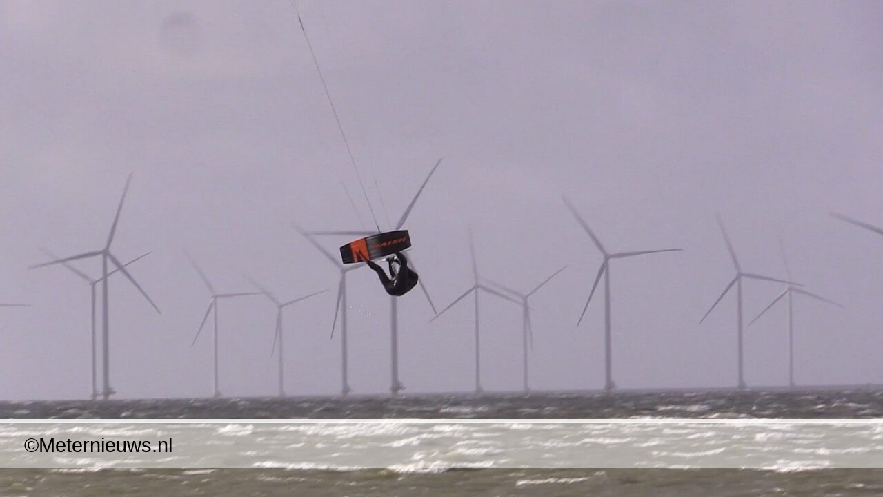 Eddie Doesburg uit Spijkerboor trosseert de hoge golven op Ijsselmeer(Video) |