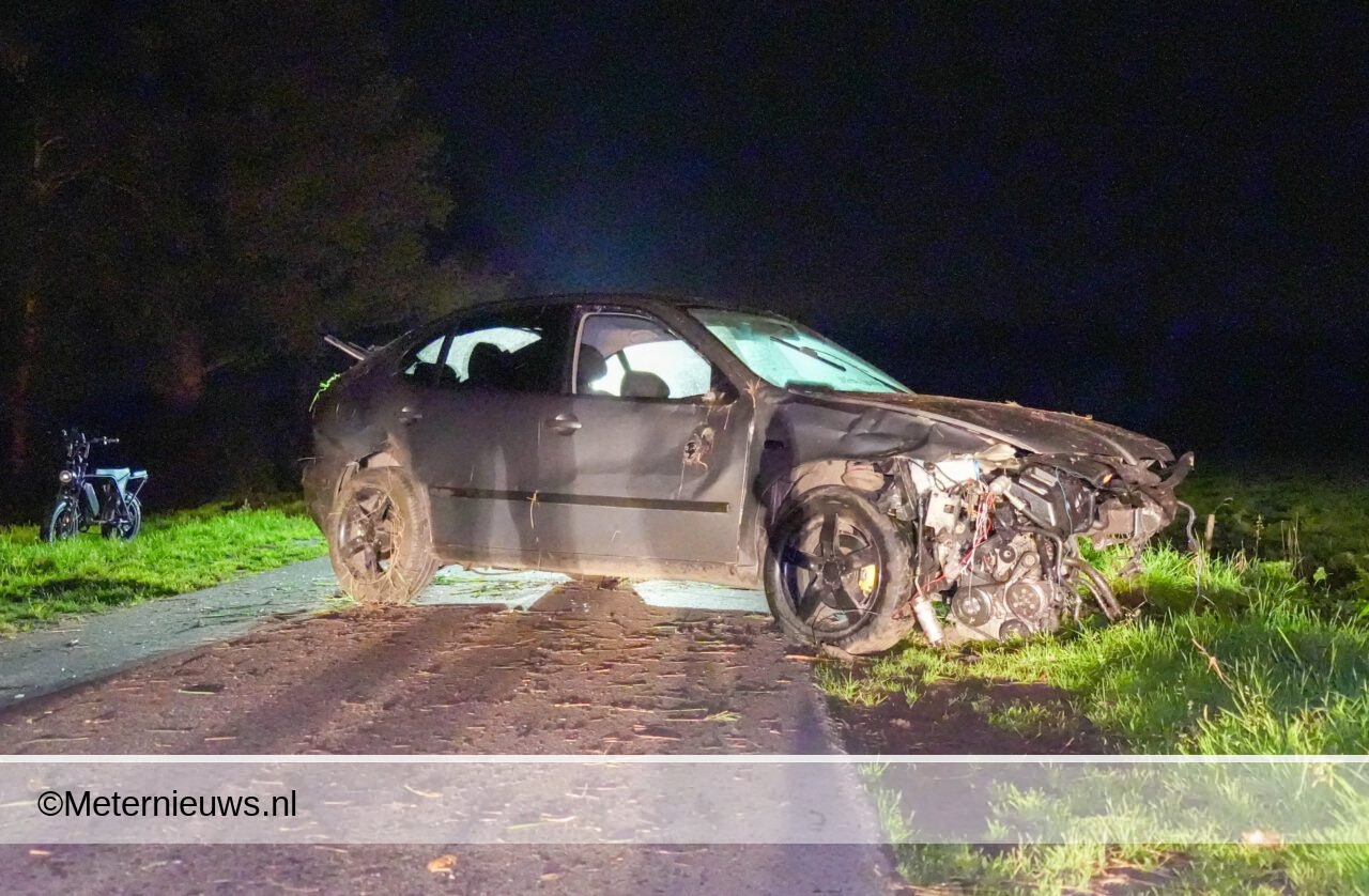 Auto van de weg en zwaar beschadigd ongeval Holsloot. Auto van de weg en zwaar beschadigd ongeval Holsloot.