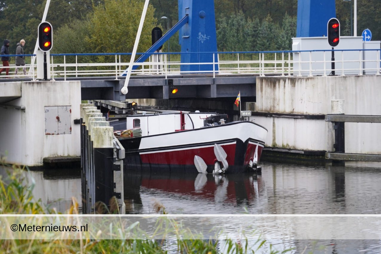 Vrachtschip klem onder brug in Assen(Video) |