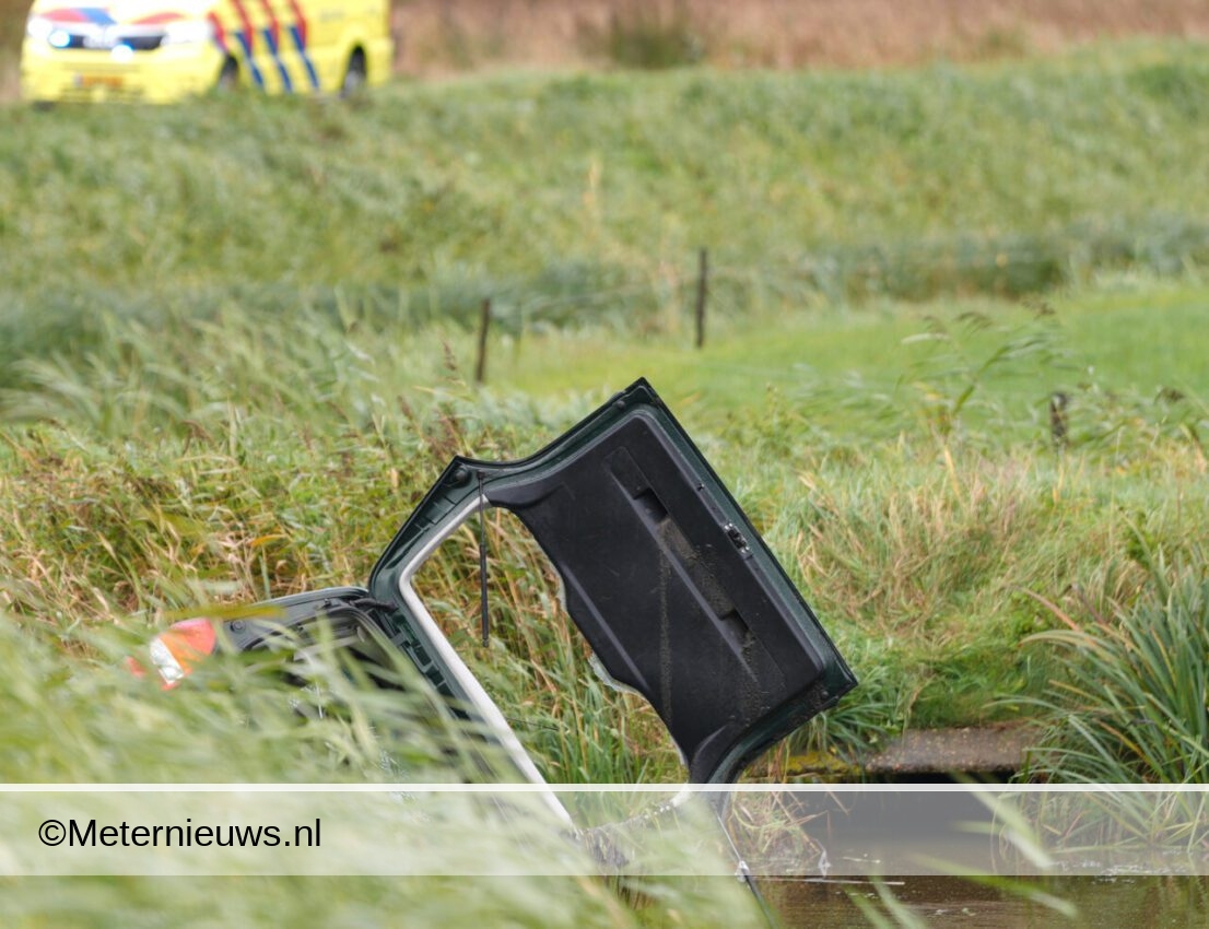 Dode ernstig ongeval Staphorst: auto te water, omstander redt bestuurder (Video) |