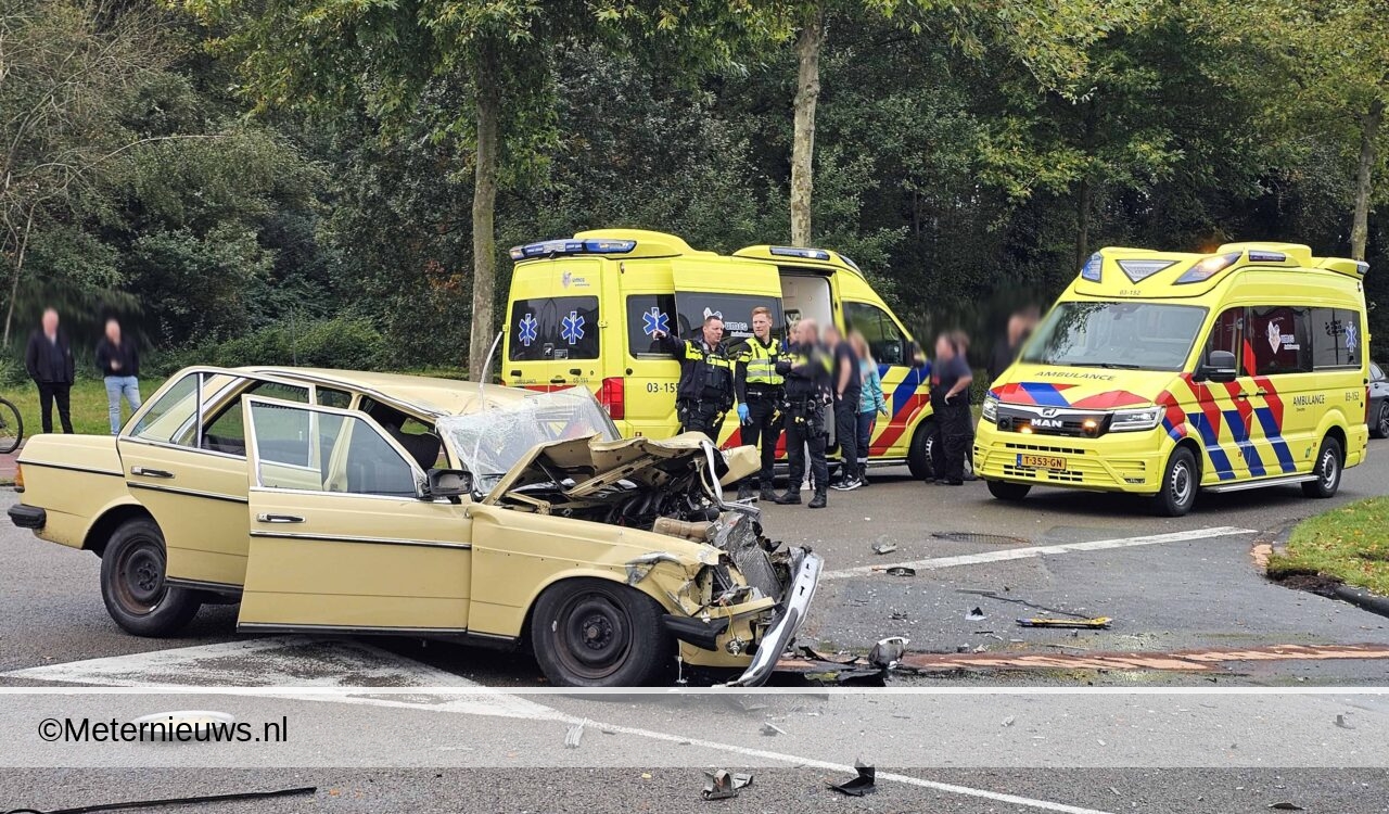 Oldtimer zwaar beschadigd bij aanrijding met vrachtwagen in Hoogeveen.