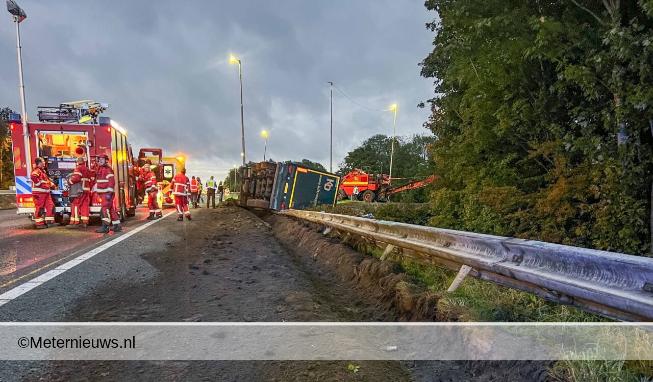Vrachtwagen op de kant A7 Kolham(Video)
