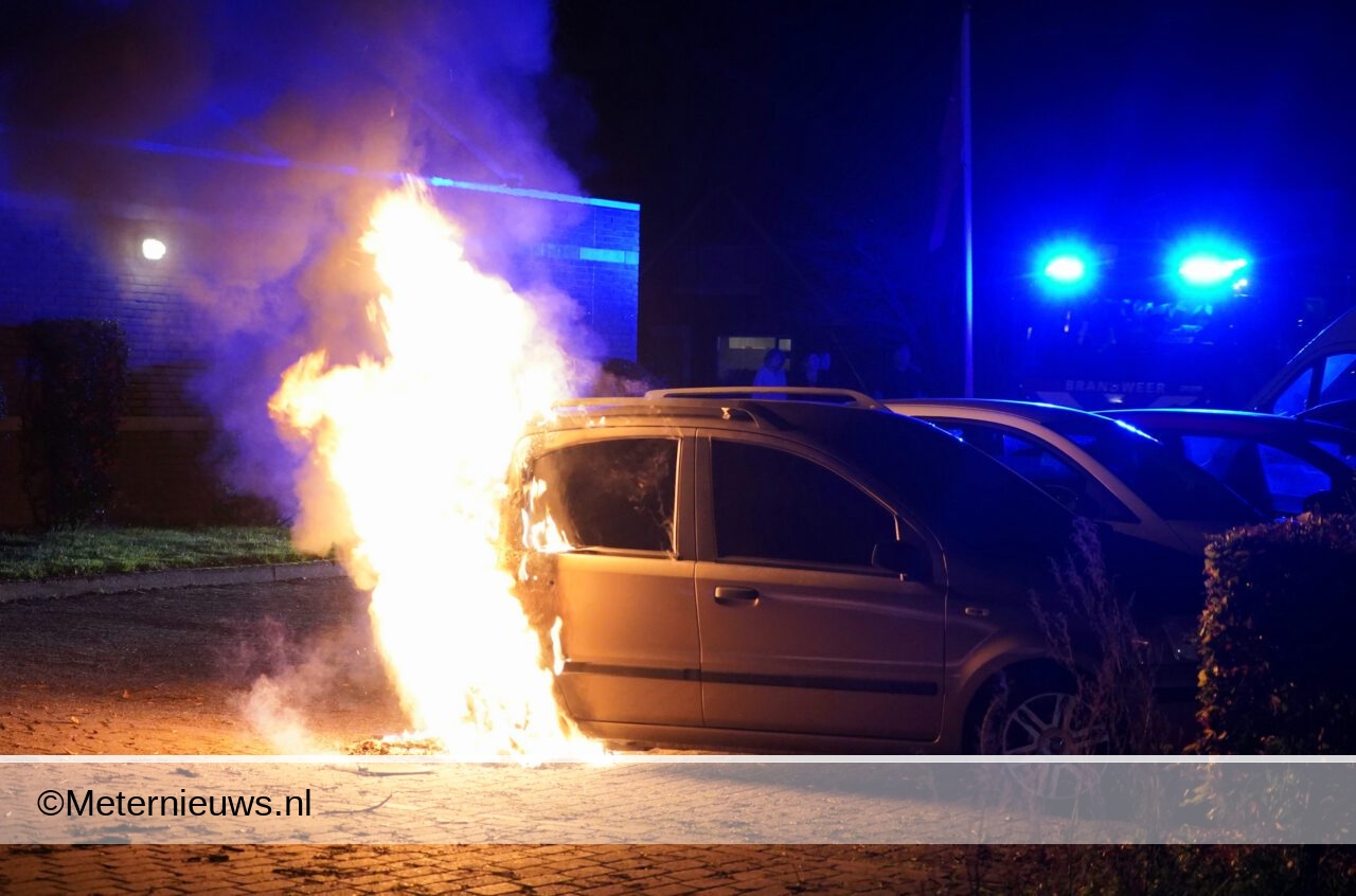Coniferen en schutting in brand Assen(Video) |