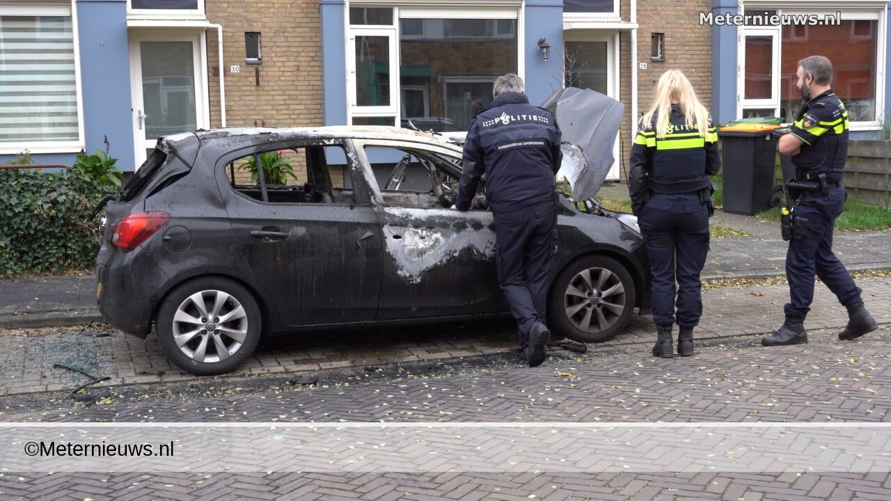 Sporen onderzoek bij brandauto in Assen(Video) |