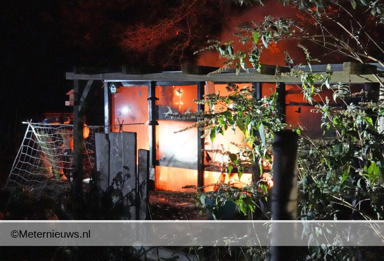 Tuinhuisje brand op volkstuinencomplex aan de Zoom in Assen(Video)