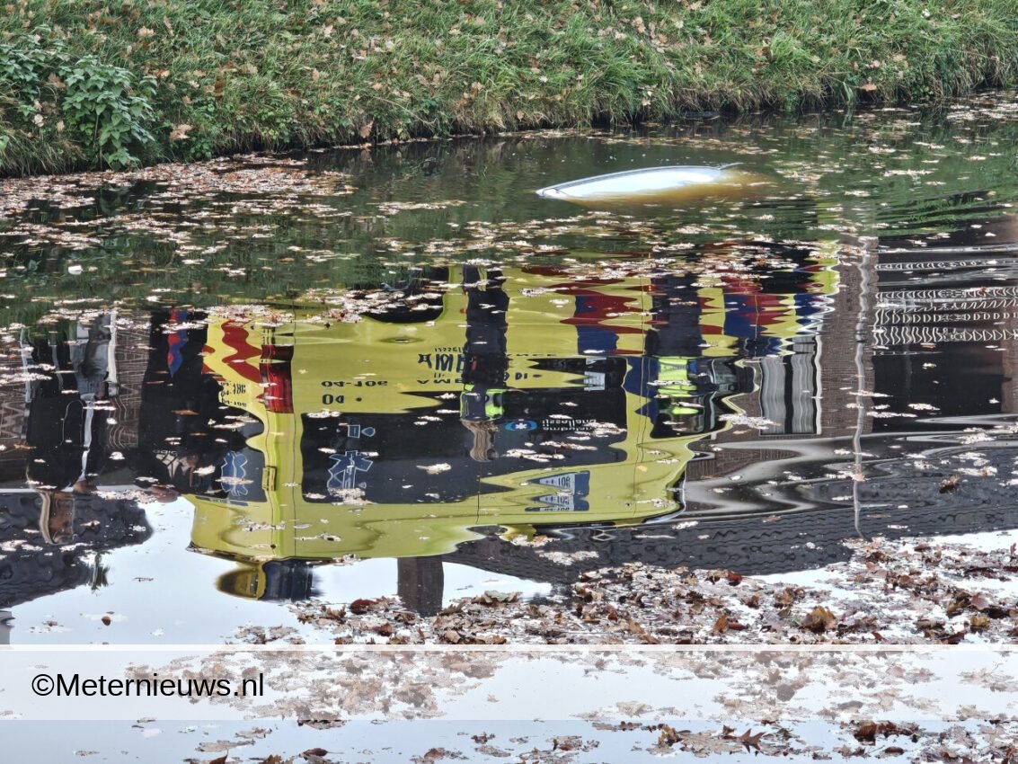 Auto duikt kanaal Dedemsvaart in(Video) |