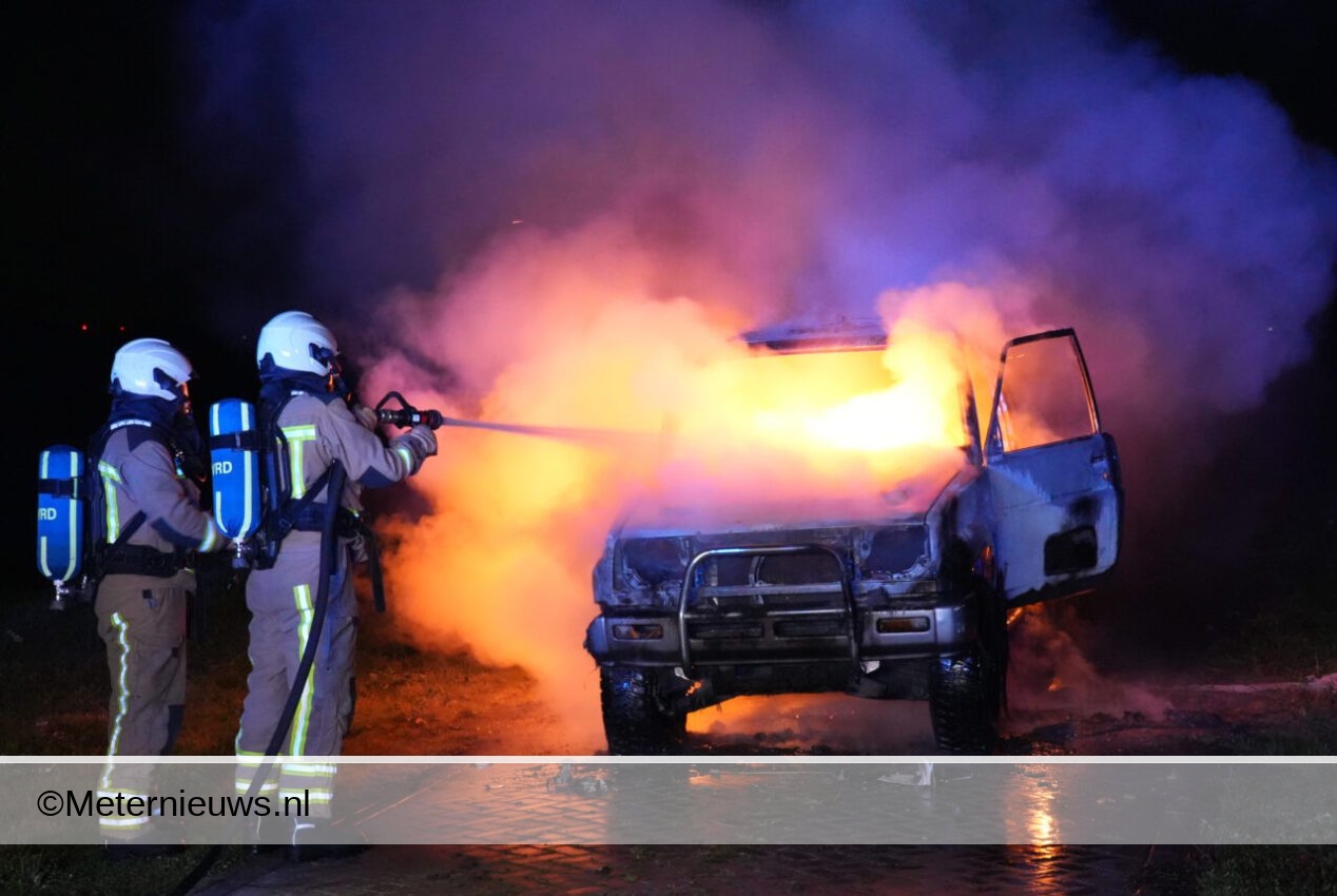 Auto in brand aan Schutwijk ZZ in Klazienaveen(Video ) |