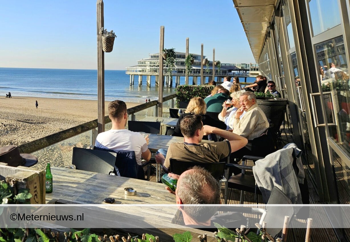 In het zonnetje op het strand van Scheveningen |