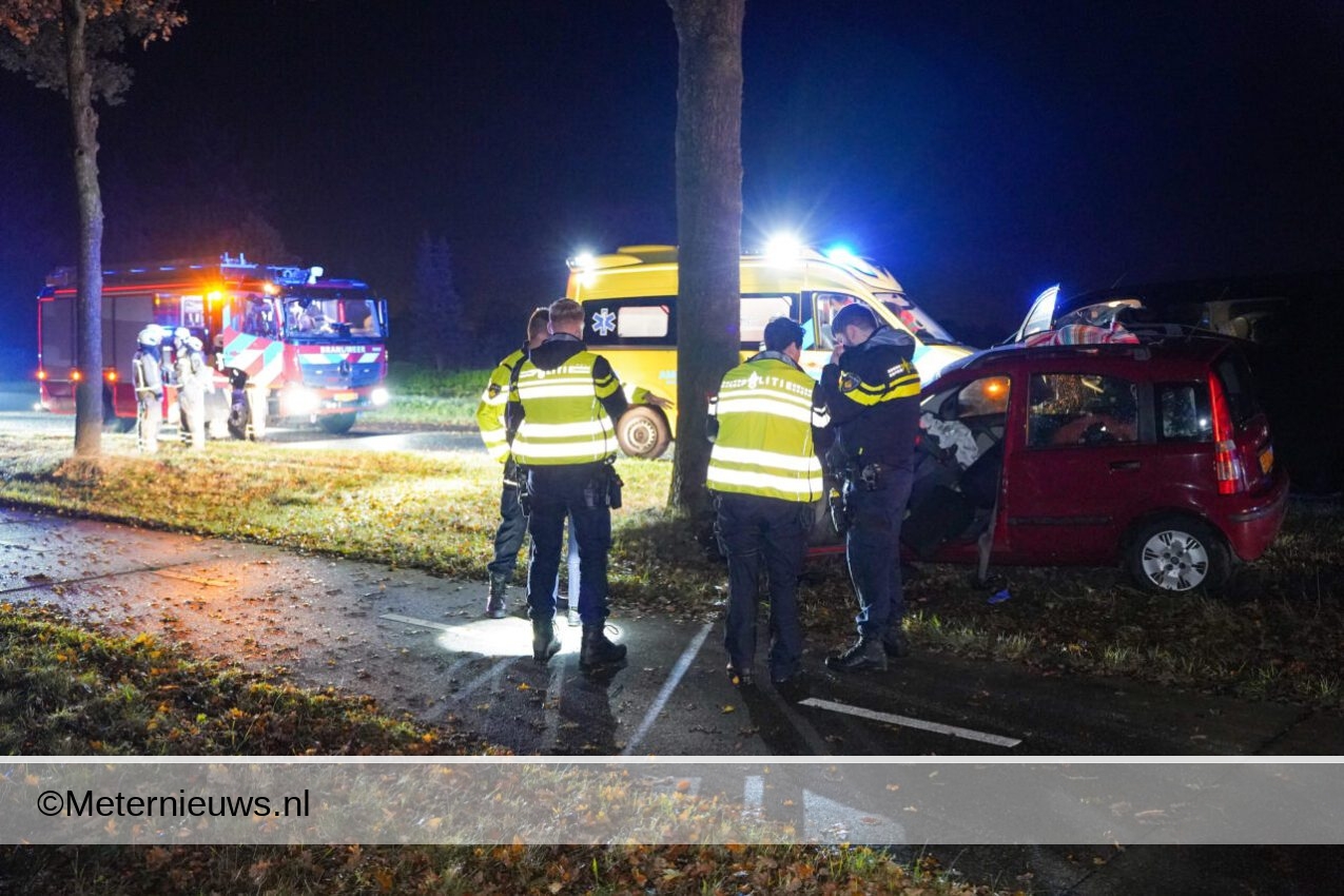 Automobilist gewond frontale botsing boom N386 Peize(Video)