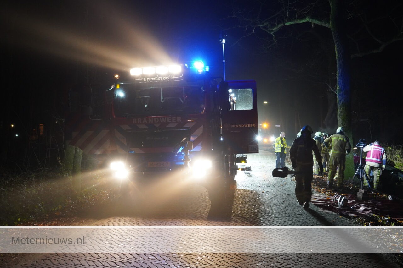 Auto tegen boom Diever |