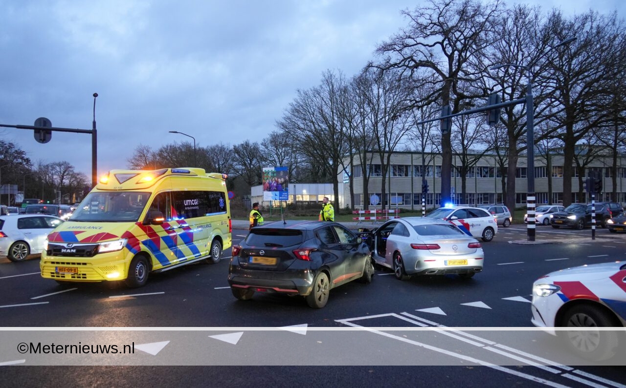 Emmen – Auto’s botsen op kruising Emmen(Video)