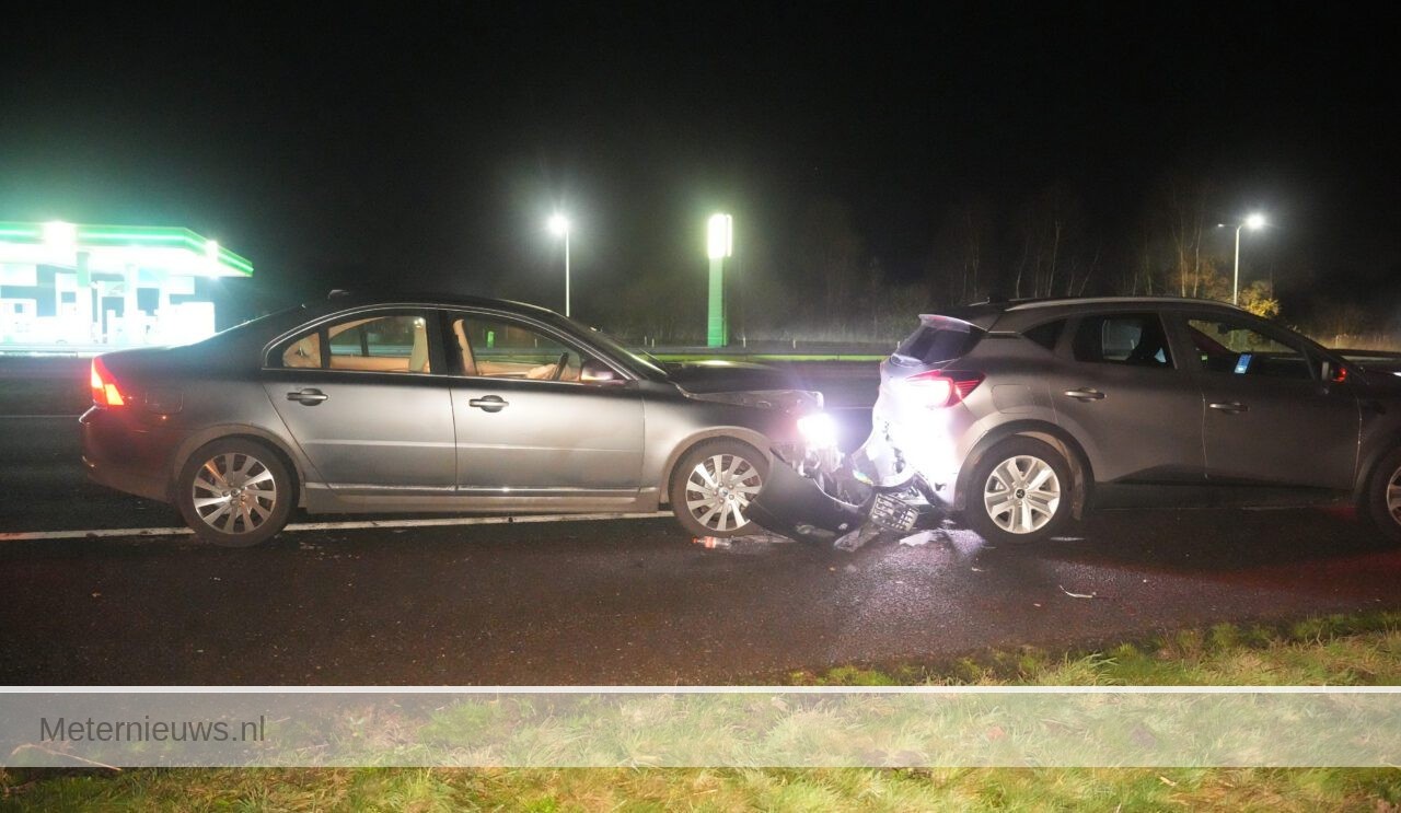 Nijeveen – Auto’s botsen op A32. Busje ook betrokken bij ongeval.