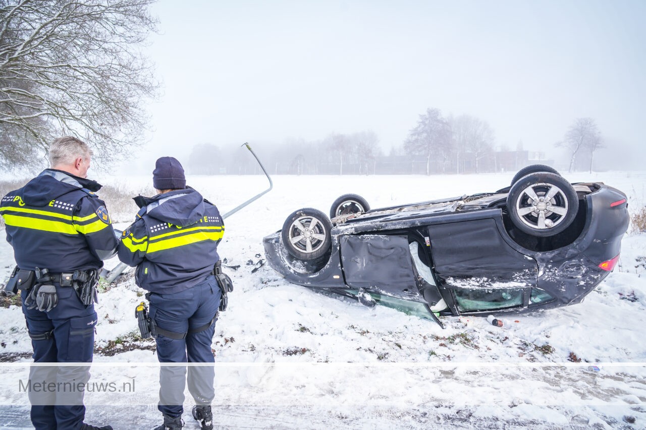 Auto over de kop Nieuw-Amsterdam |