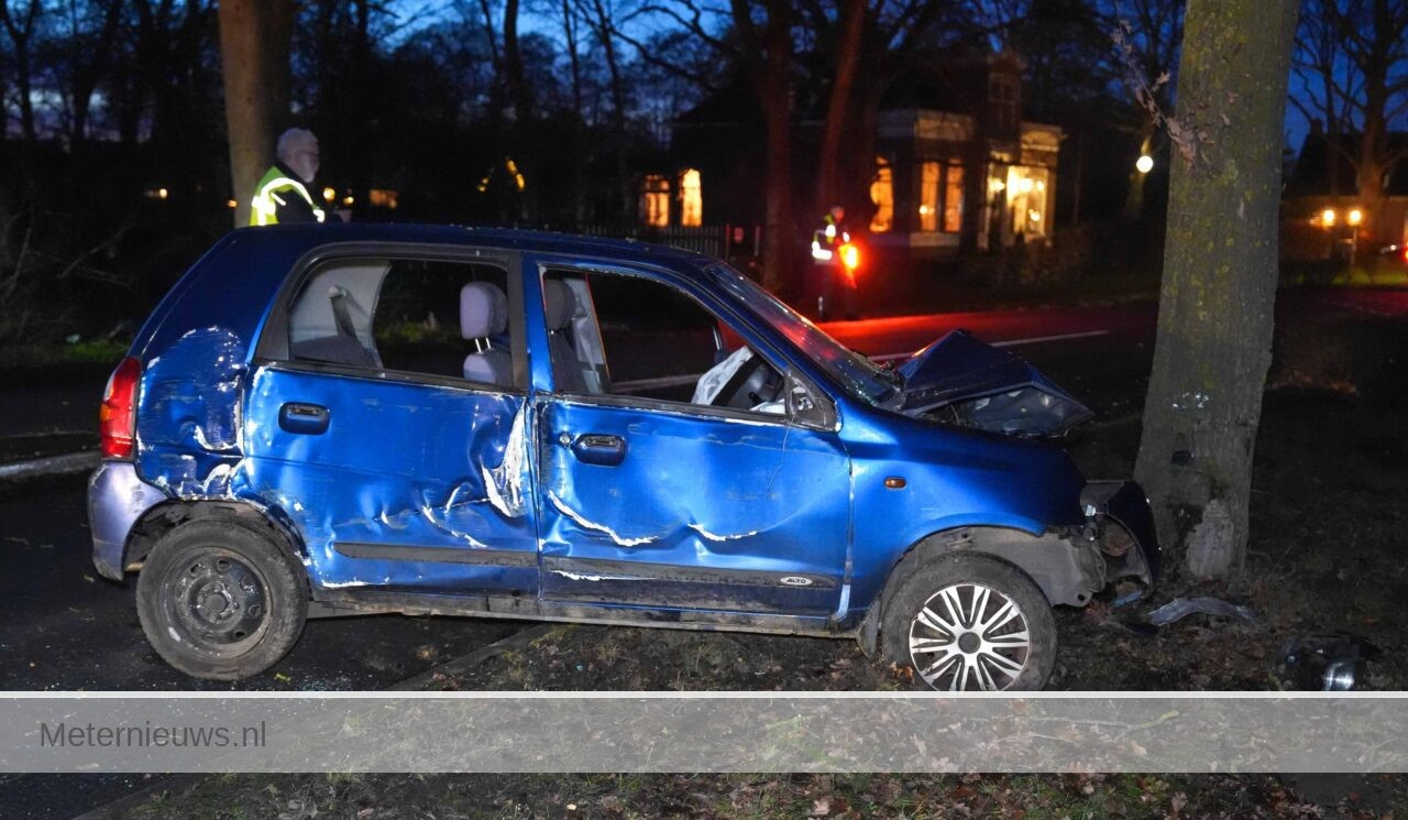 Auto tegen vluchtheuvel in Noordwijk(Video)