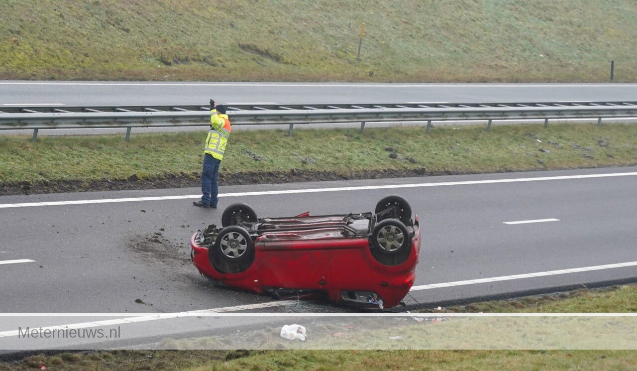 Auto op de kop N33 Gieten door ijzel(Video) |