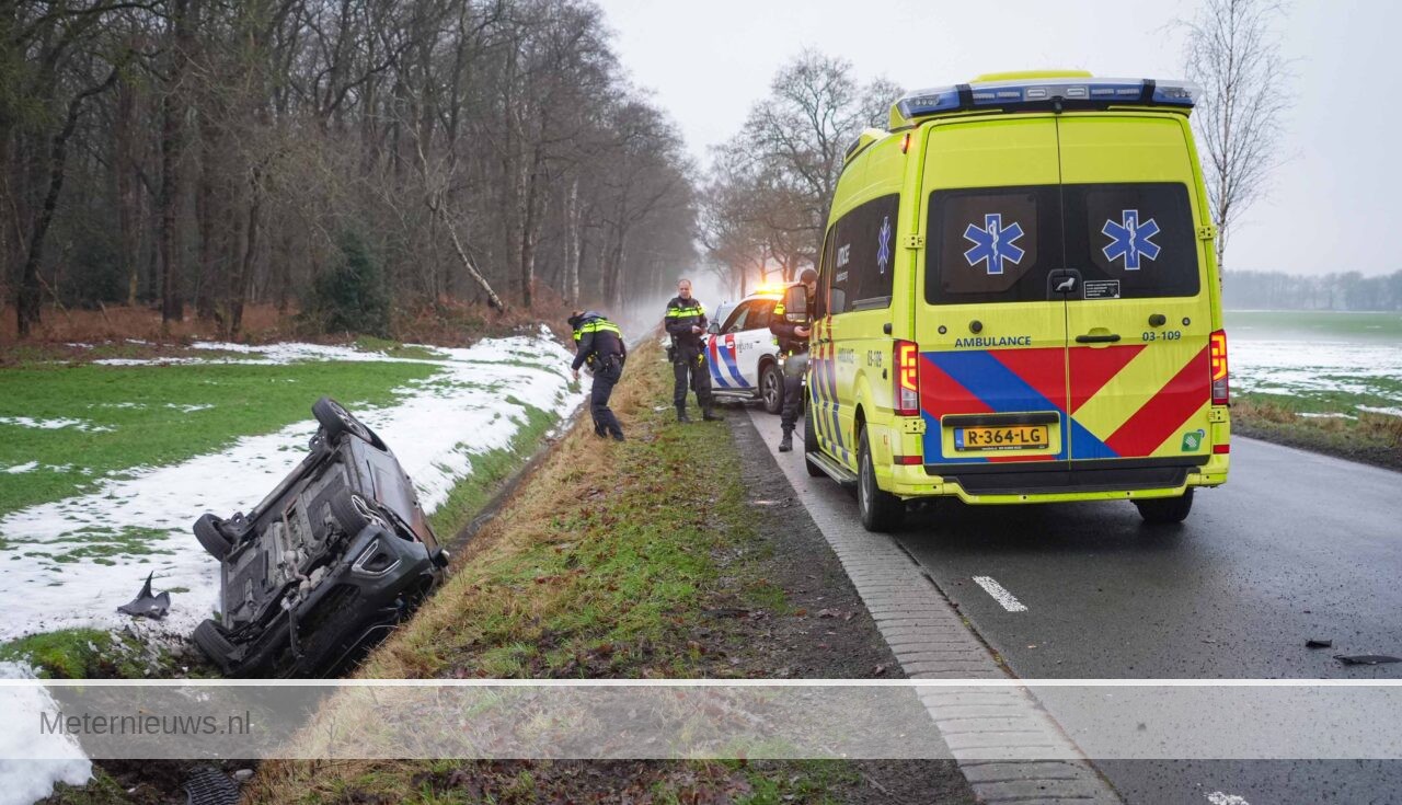 Auto op de kop de sloot in Zeyen(Video)