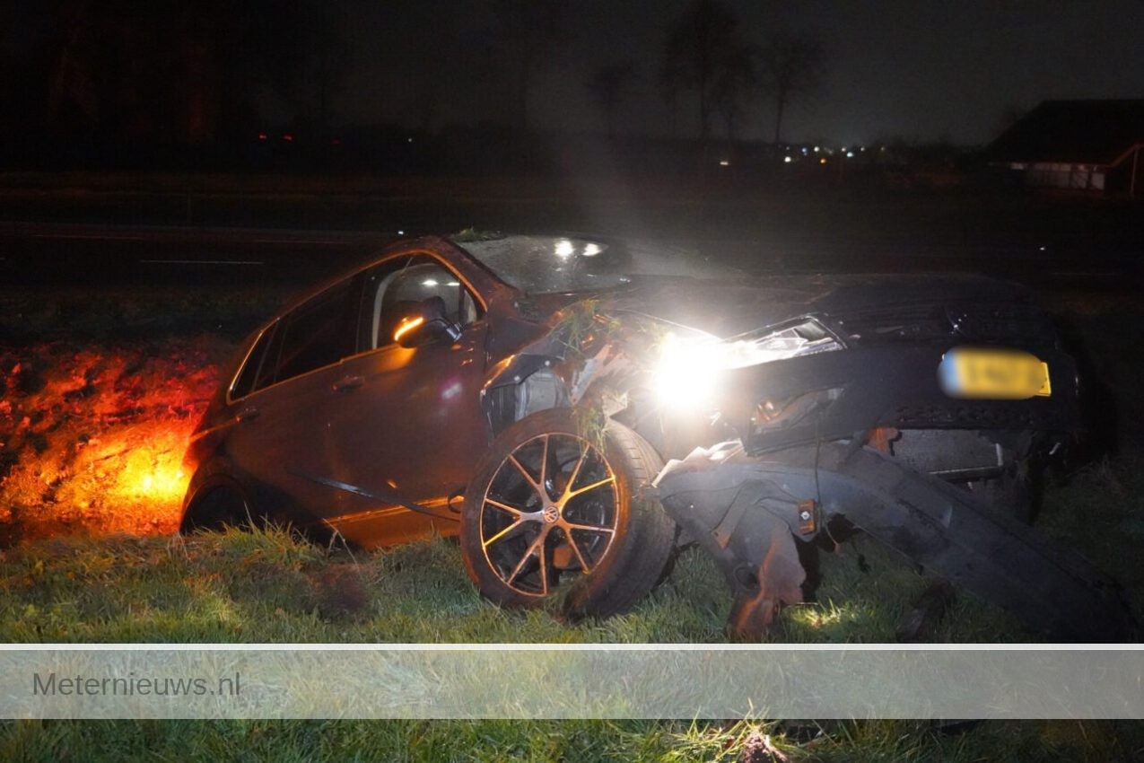 Auto van de weg met gewonde Hijken(Video) |