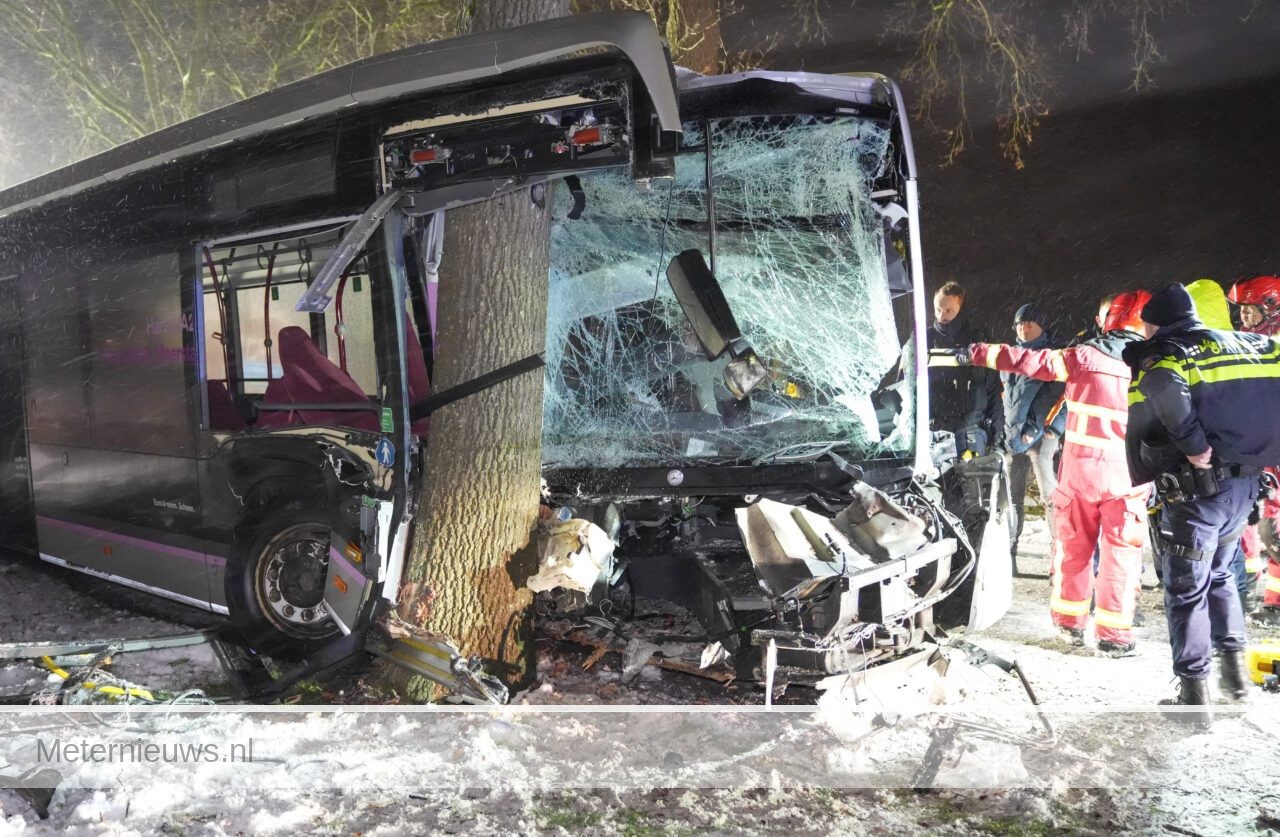 Lijndienstbus tegen boom. Chauffeur ernstig gewond Scharmer(Video)