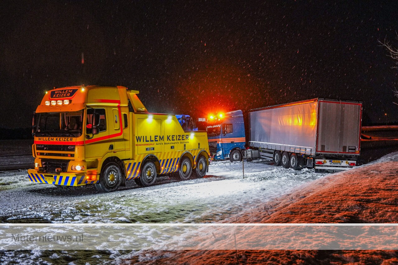 Vrachtwagen glijdt op n34 van de weg bij Gasselte(VIdeo)