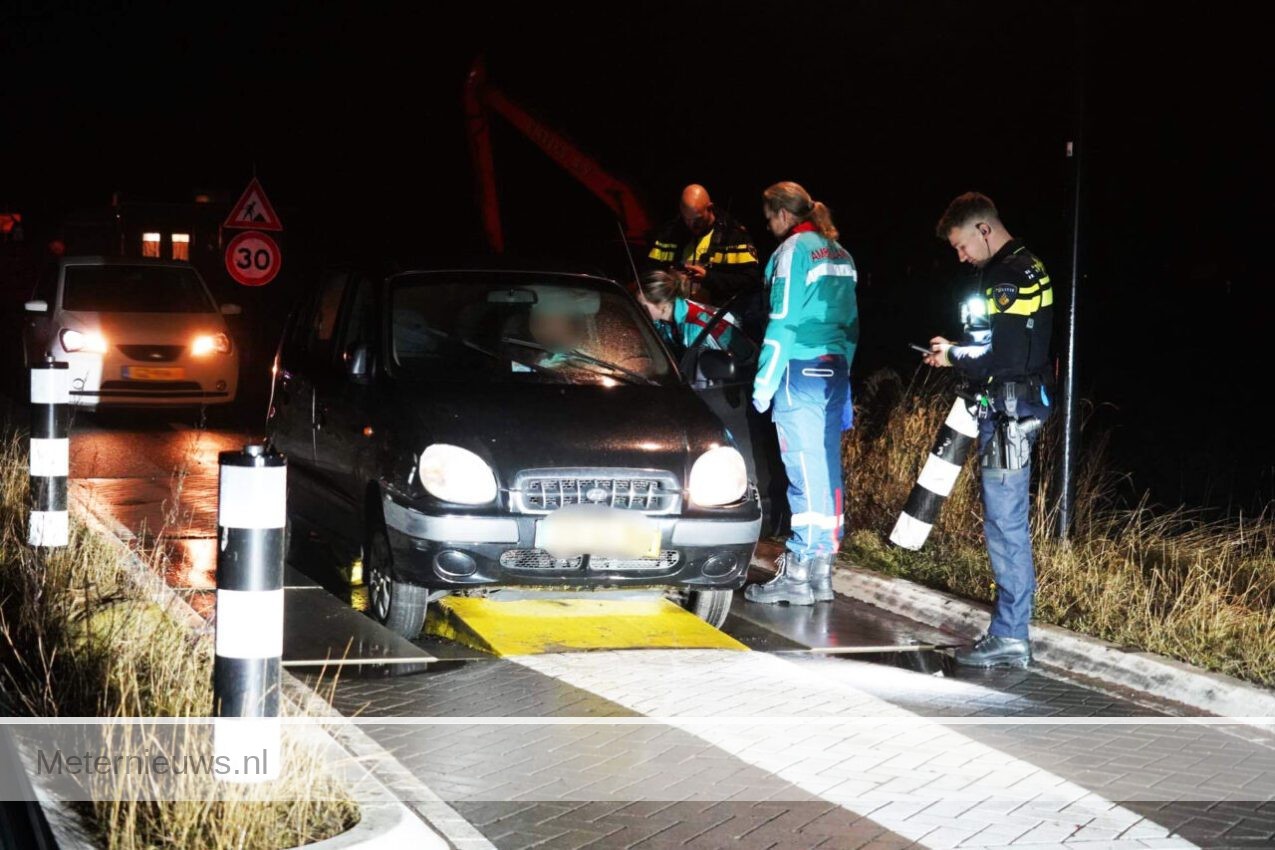 Assen – Auto rijdt bussluis in (Video) |