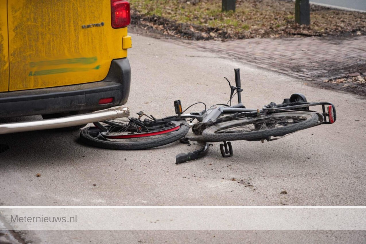 Scholier op fiets betrokken bij aanrijding met pakketbusje(VIdeo)