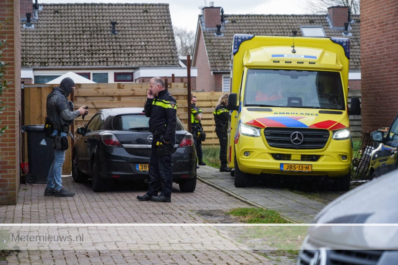 DSI haalt verward persoon uit woning Wildervank(Video) |