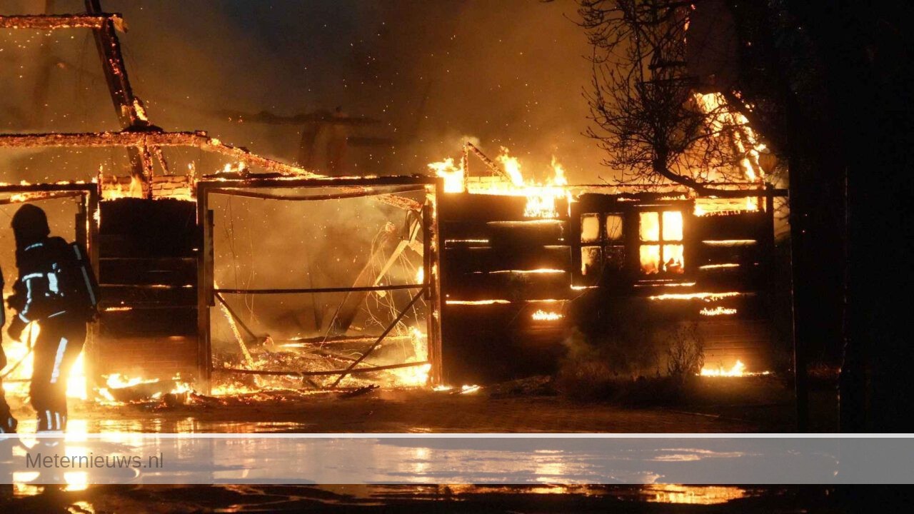 Grote rietgedekte schuurbrand in Ommen.(Video) |