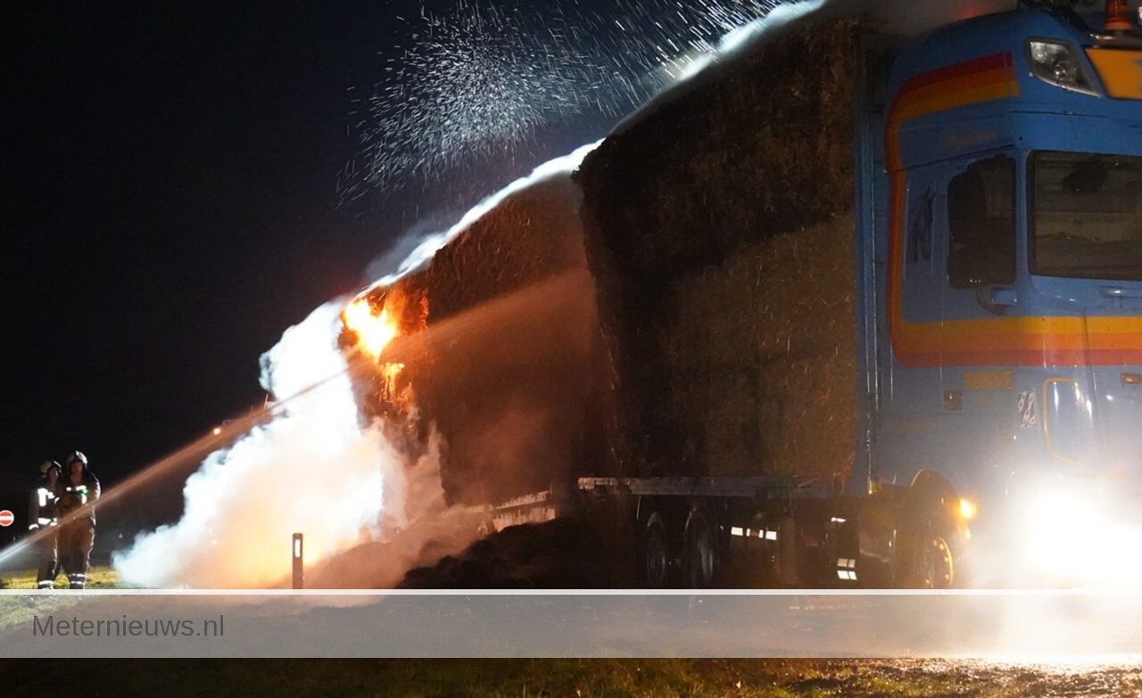 Vrachtwagen met stro uitgebrand op N381 bij Zweeloo, weg uren afgesloten(Video) |