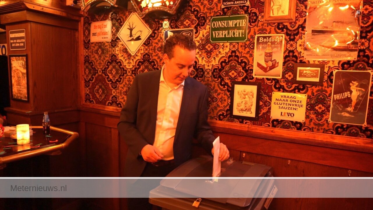 Nachtelijk stemmen in cafe in Meppel(Video) |