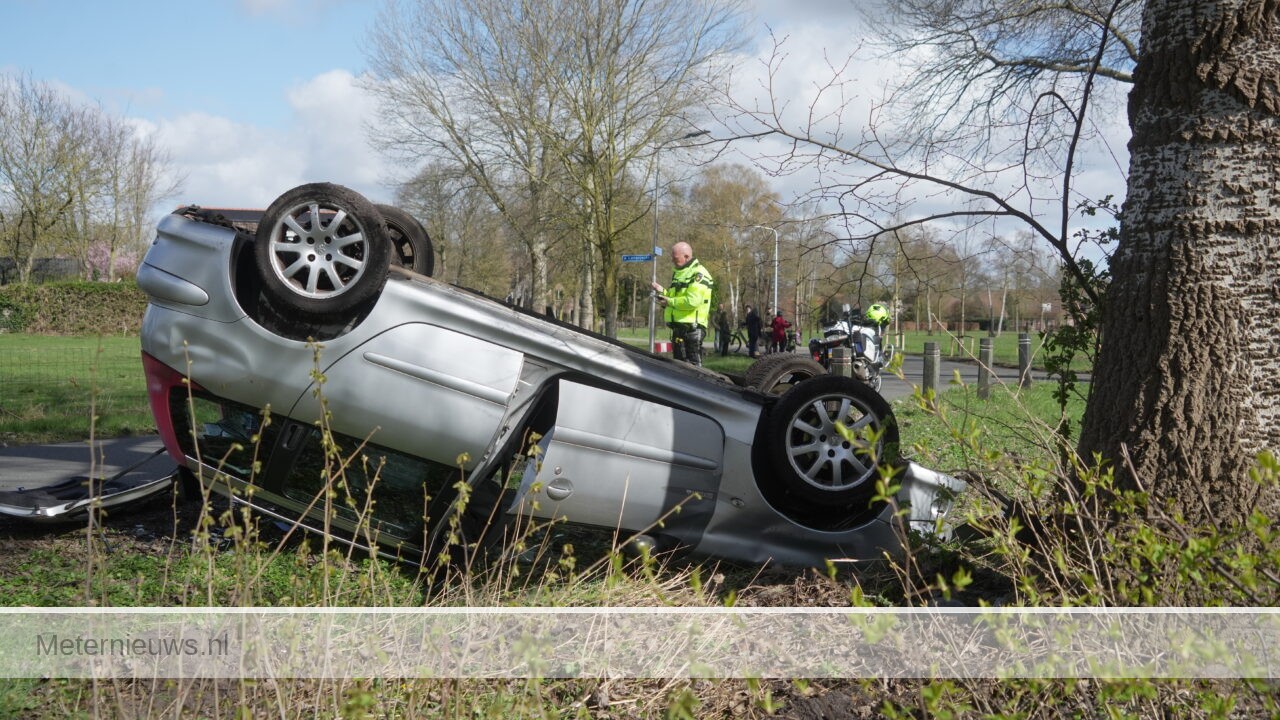 Auto op de kop in Dedemsvaart na slippartij(Video) |