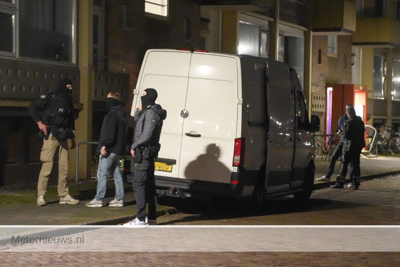 DSI valt flat binnen. Persoon spring uit flat en gewond(Video)