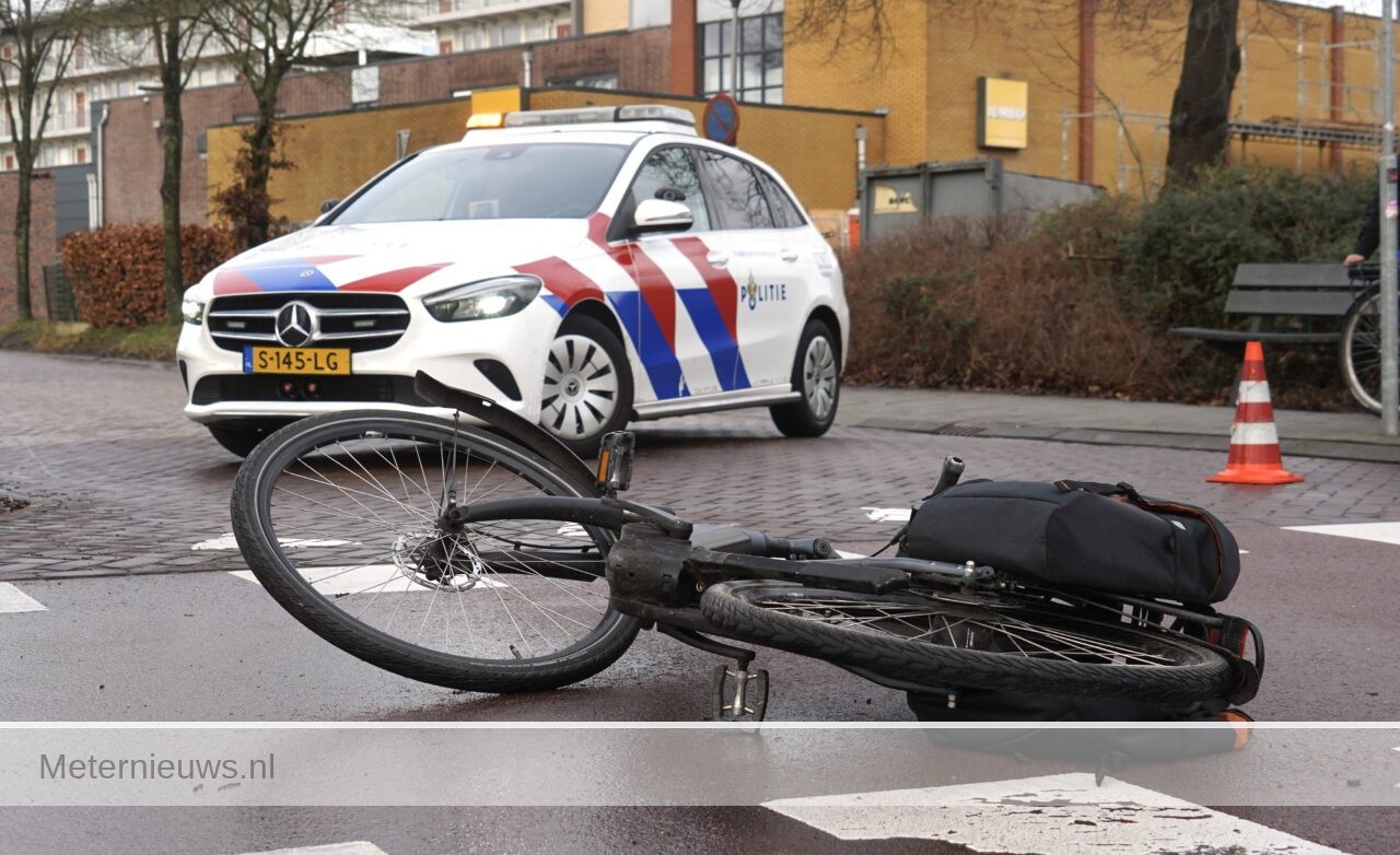 Fietser gewond na aanrijding door ongeval met 2 auto’s in Assen.