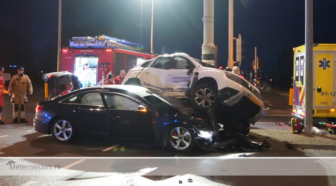 Twee gewonden ernstig ongeluk Groningen, auto bovenop andere.
