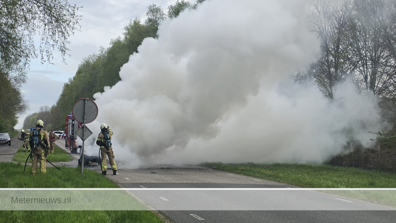 Auto zwaar beschadigd door brand bij Nijeveen(Video) |