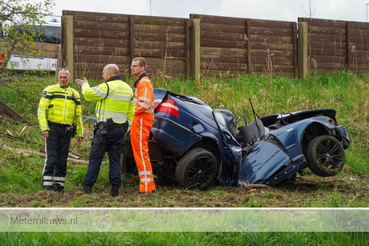 Auto bijna gehalveerd door aanrijding A7 Zuidbroek(Video)