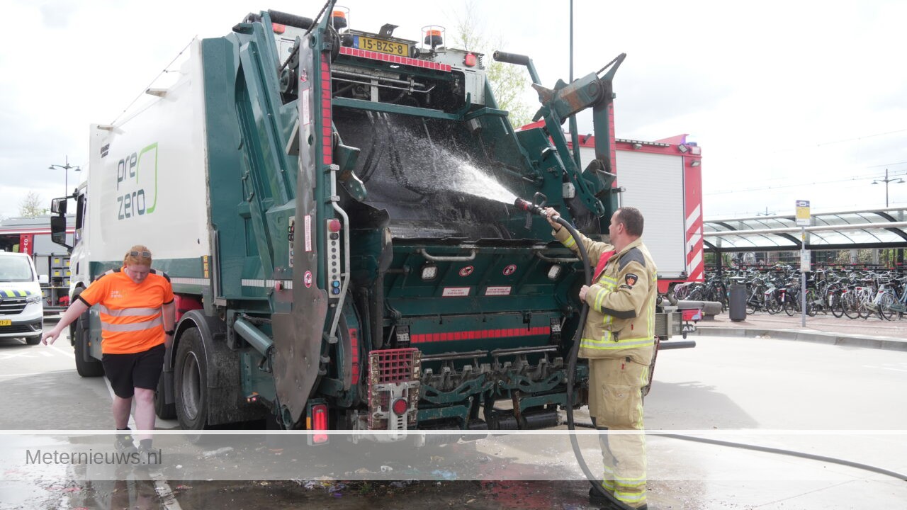 Vuilniswagen in brand Coevorden(Video) |