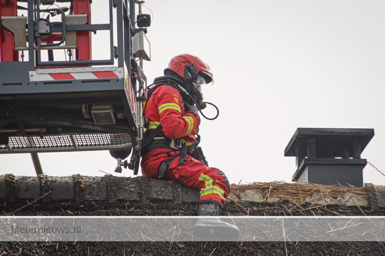 Vlammen schoorsteen slaan in rieten dak woonboerderij Midwolde(Video)